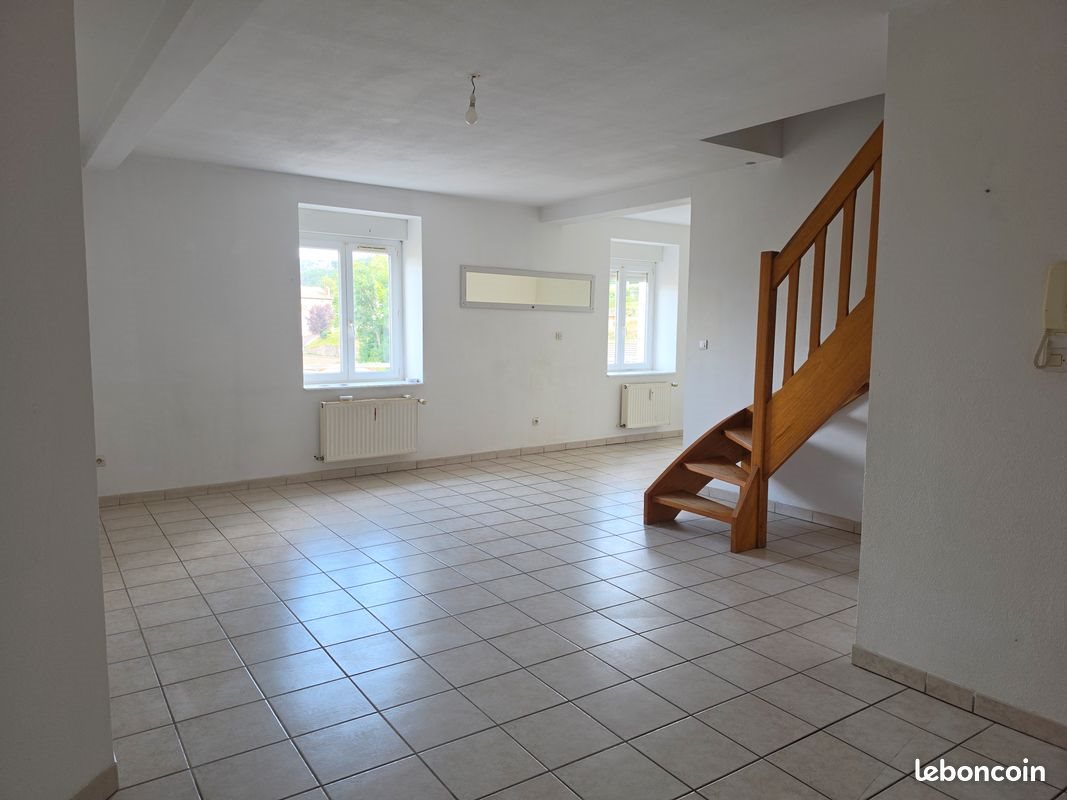 Appartement à louer, 99m², Dunières