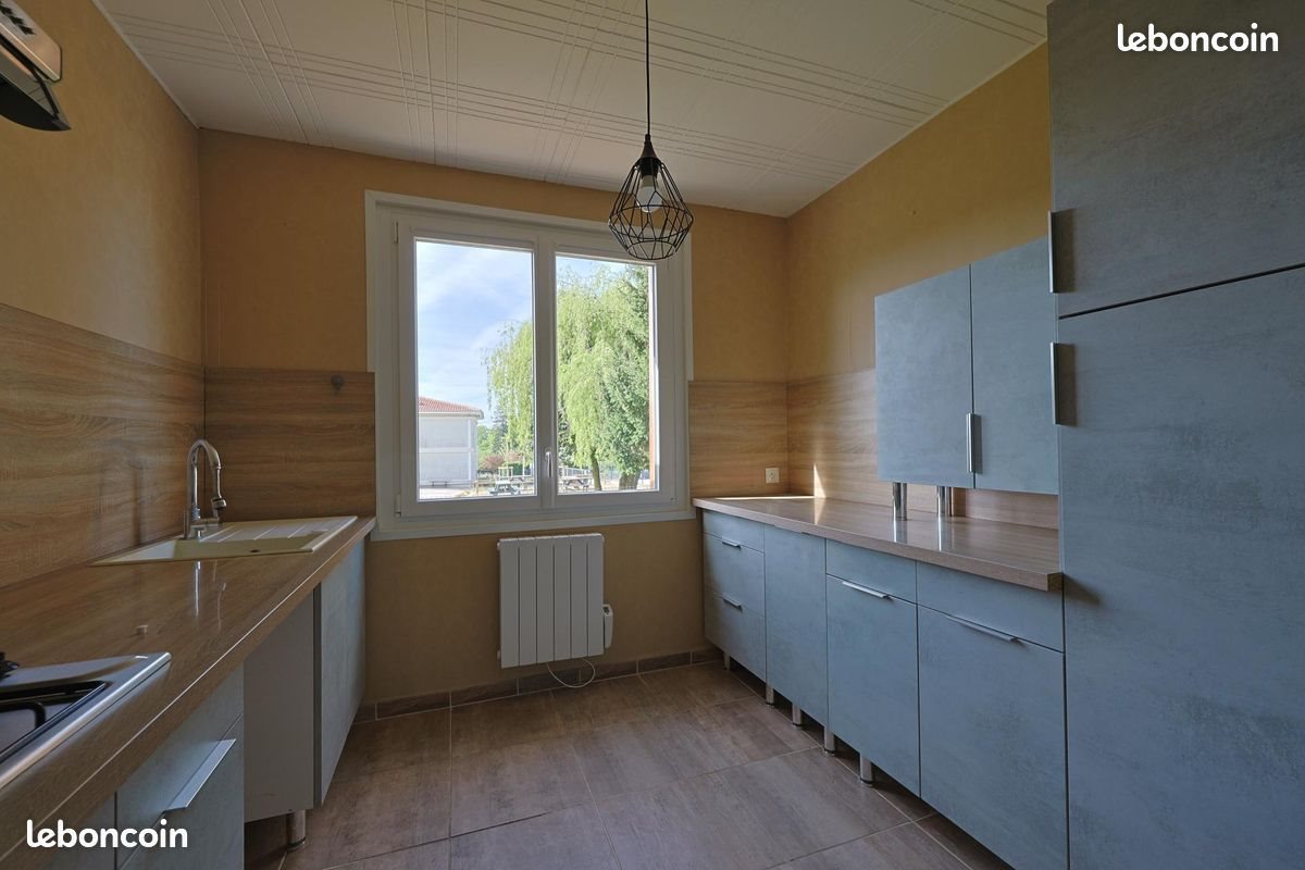 Appartement à louer, 90m², Saint-Trivier-de-Courtes