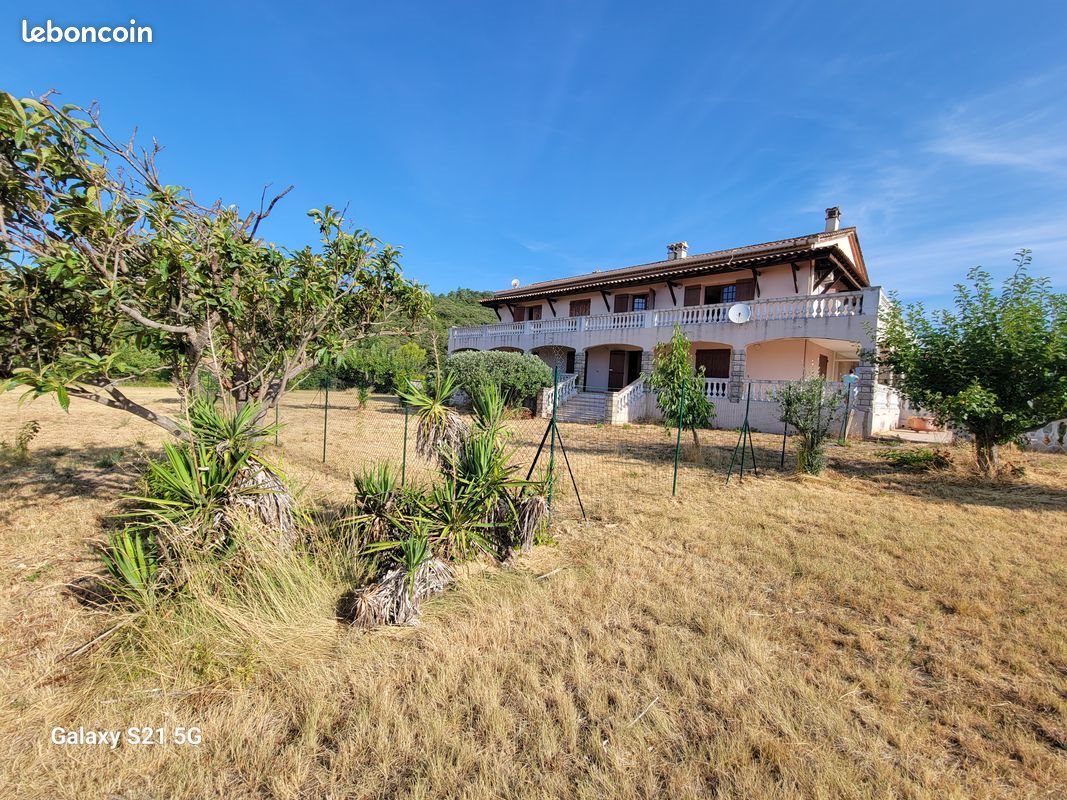 Maison à louer, 150m², Saint-Julien-les-Rosiers