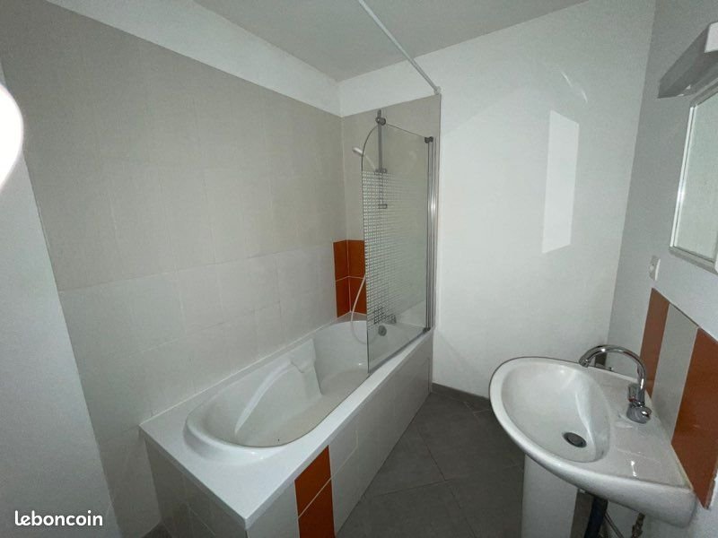 Maison à louer, 84m², Neuillé