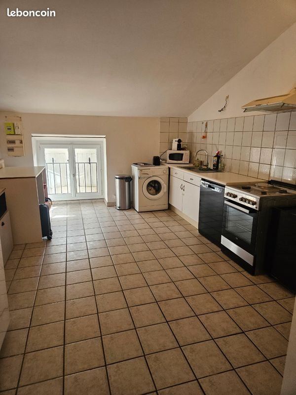 Appartement à louer, 90m², Saint-Georges-de-Luzençon