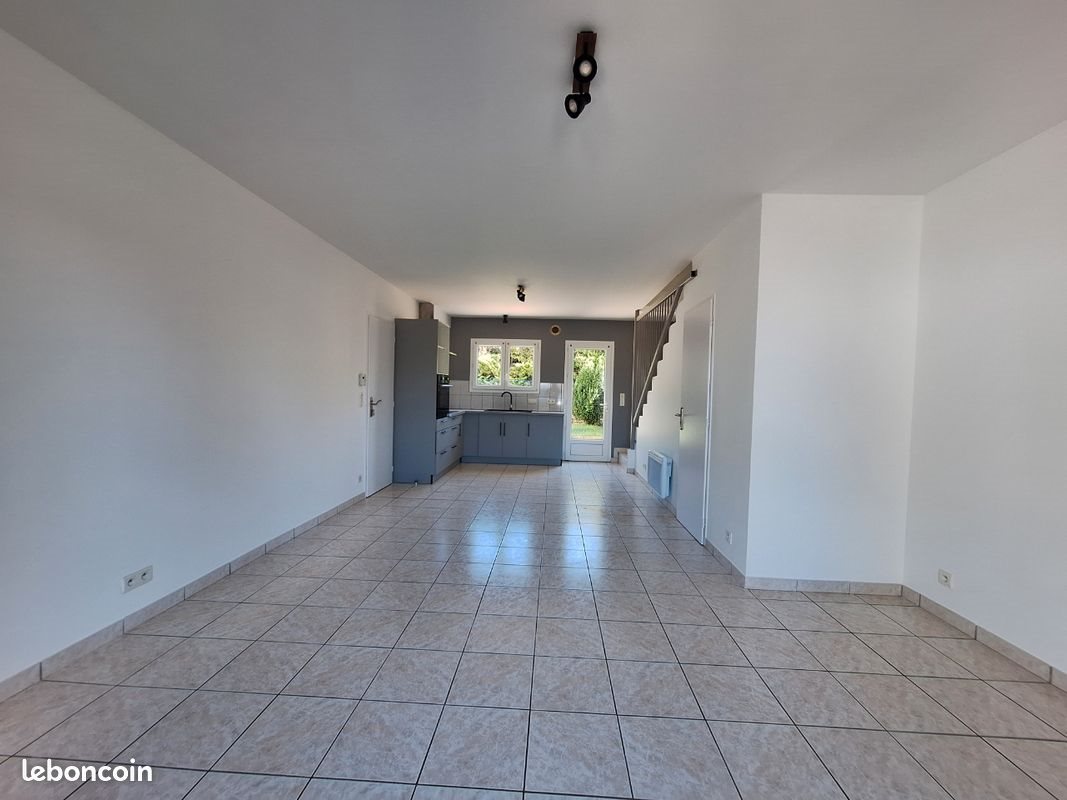 Maison à louer, 73m², Bésayes
