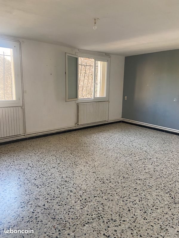 Appartement à louer, 95m², Saint-Julien-les-Rosiers