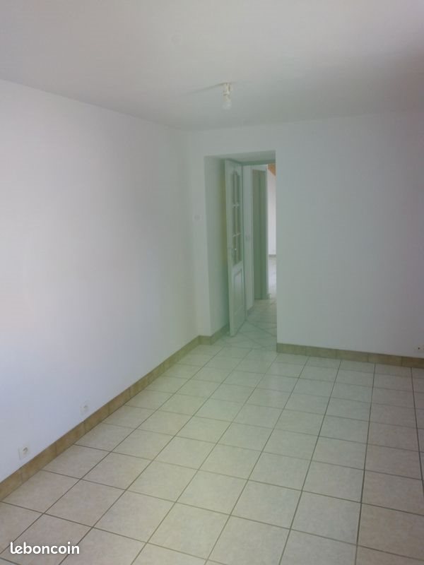 Maison à louer, 64m², Gençay
