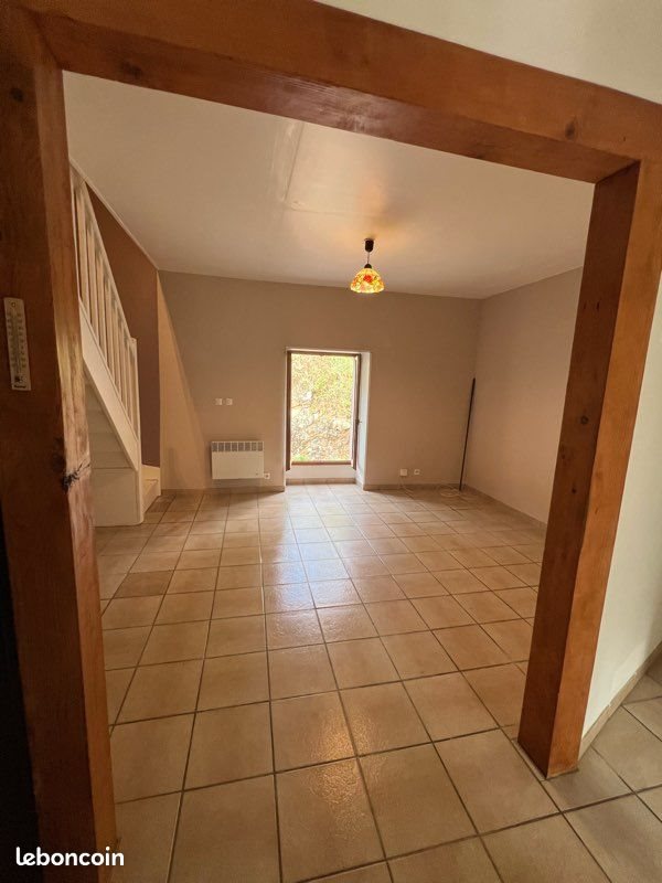 Appartement à louer, 70m², Saint-Varent