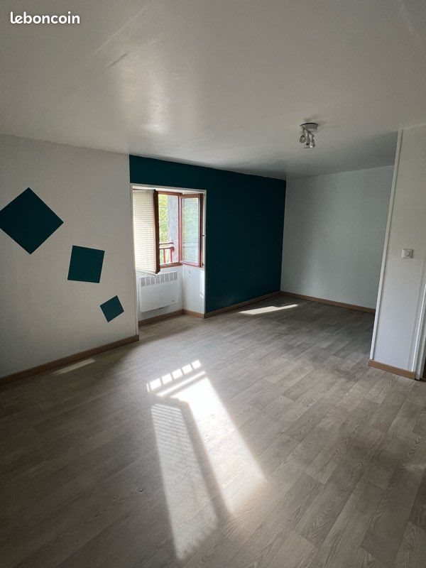 Appartement à louer, 70m², Saint-Varent