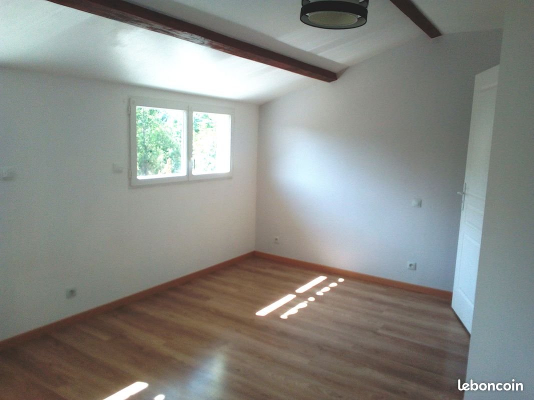 Appartement à louer, 65m², Saint-Georges-de-Luzençon