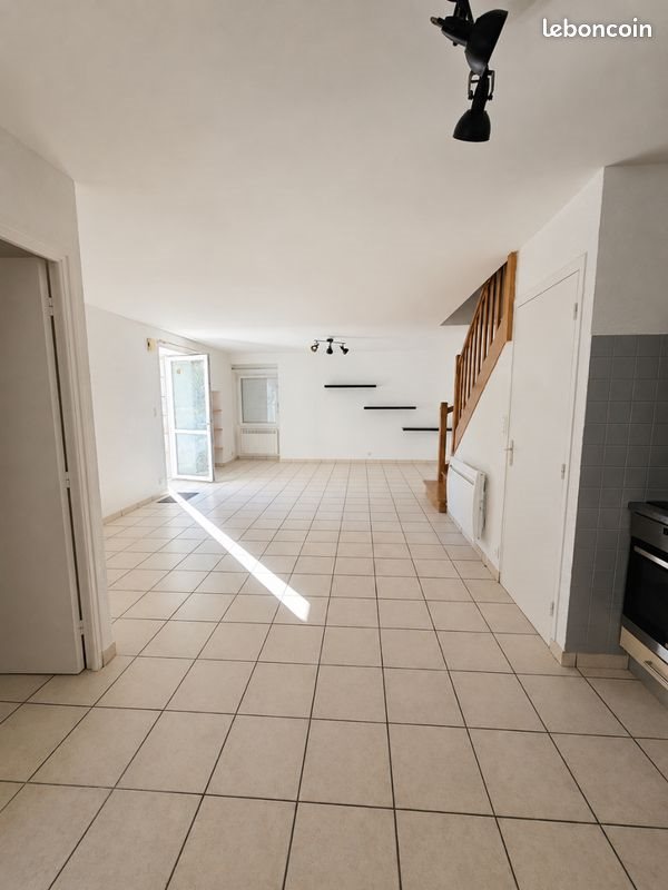 Maison à louer, 77m², Meslan