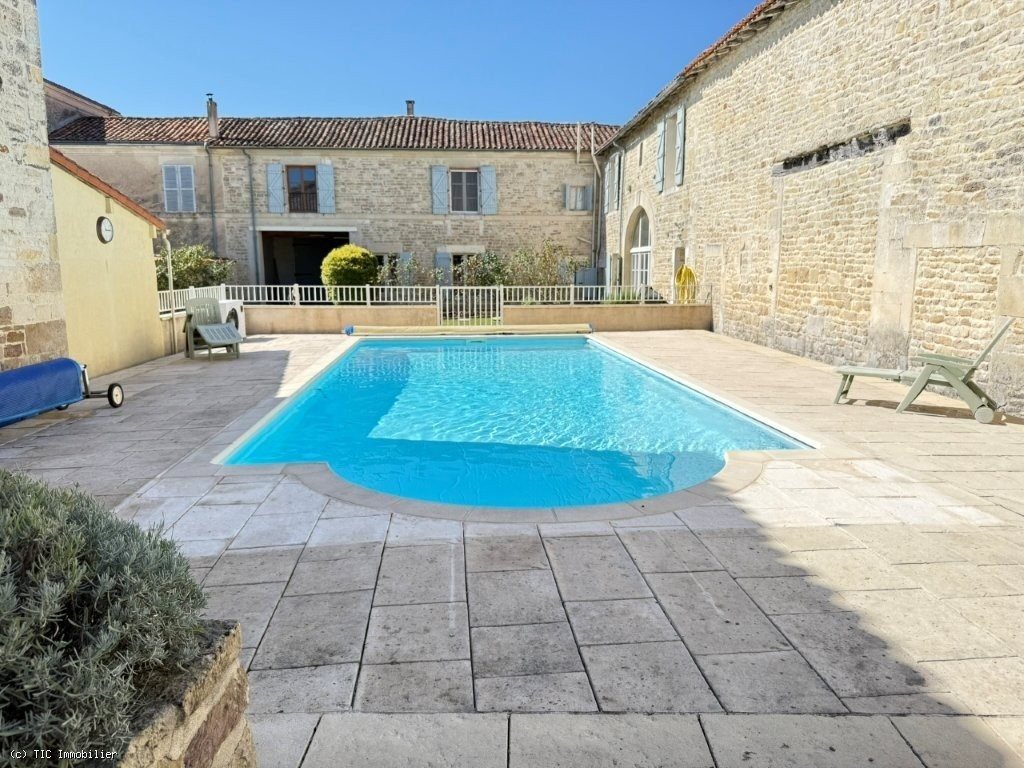 Maison à vendre, 392m², Ruffec