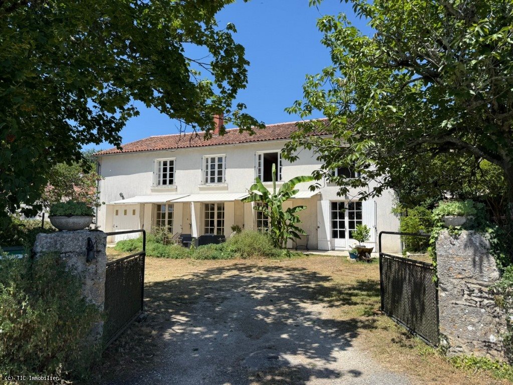 Maison à vendre, 216m², Nanteuil-en-Vallée