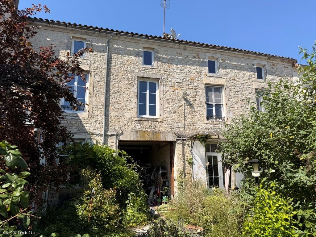 Maison à vendre, 224m², Aigre