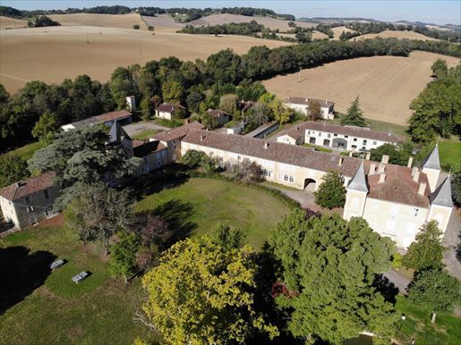 Maison, terrain 16 m² — Auch (Gers) · 1 490 000 €