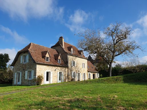 Maison 880 m² · à Villeneuve · 880 m² · 792 500 €