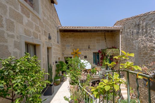 Maison 245 m² · à Aigues-Vives · 245 m² · 595 000 €