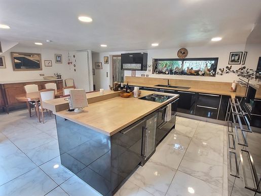 Maison 196 m² · à Figeac · 196 m² · 423 000 €