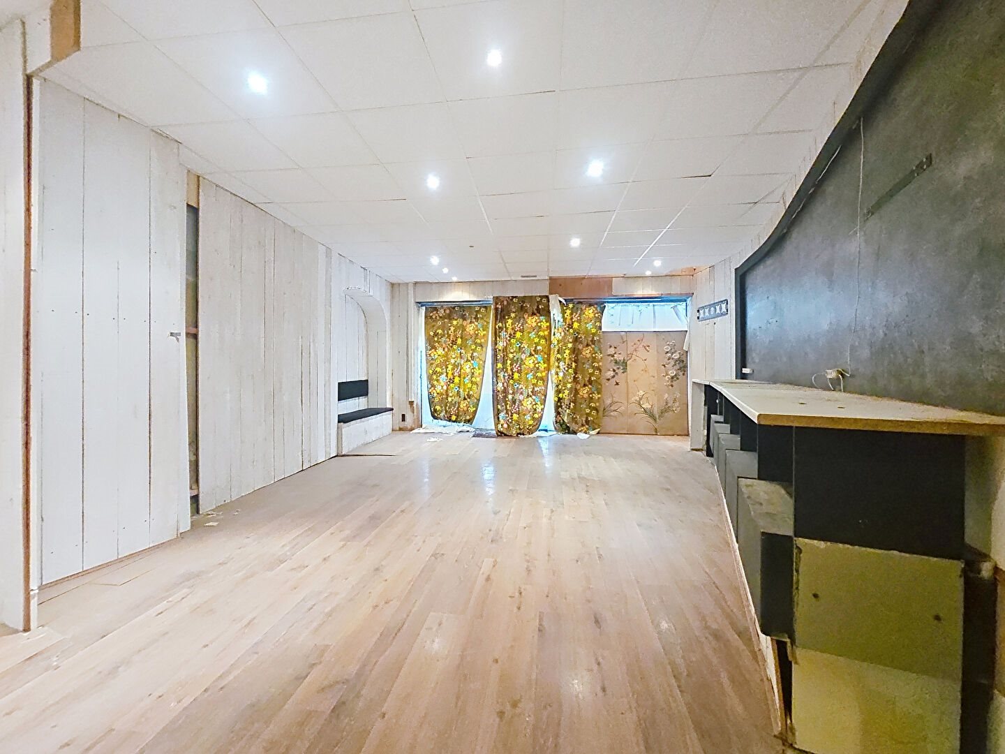 Avignon pedestrian zone. Commercial premises 60 m² with large storefront - Vue 3