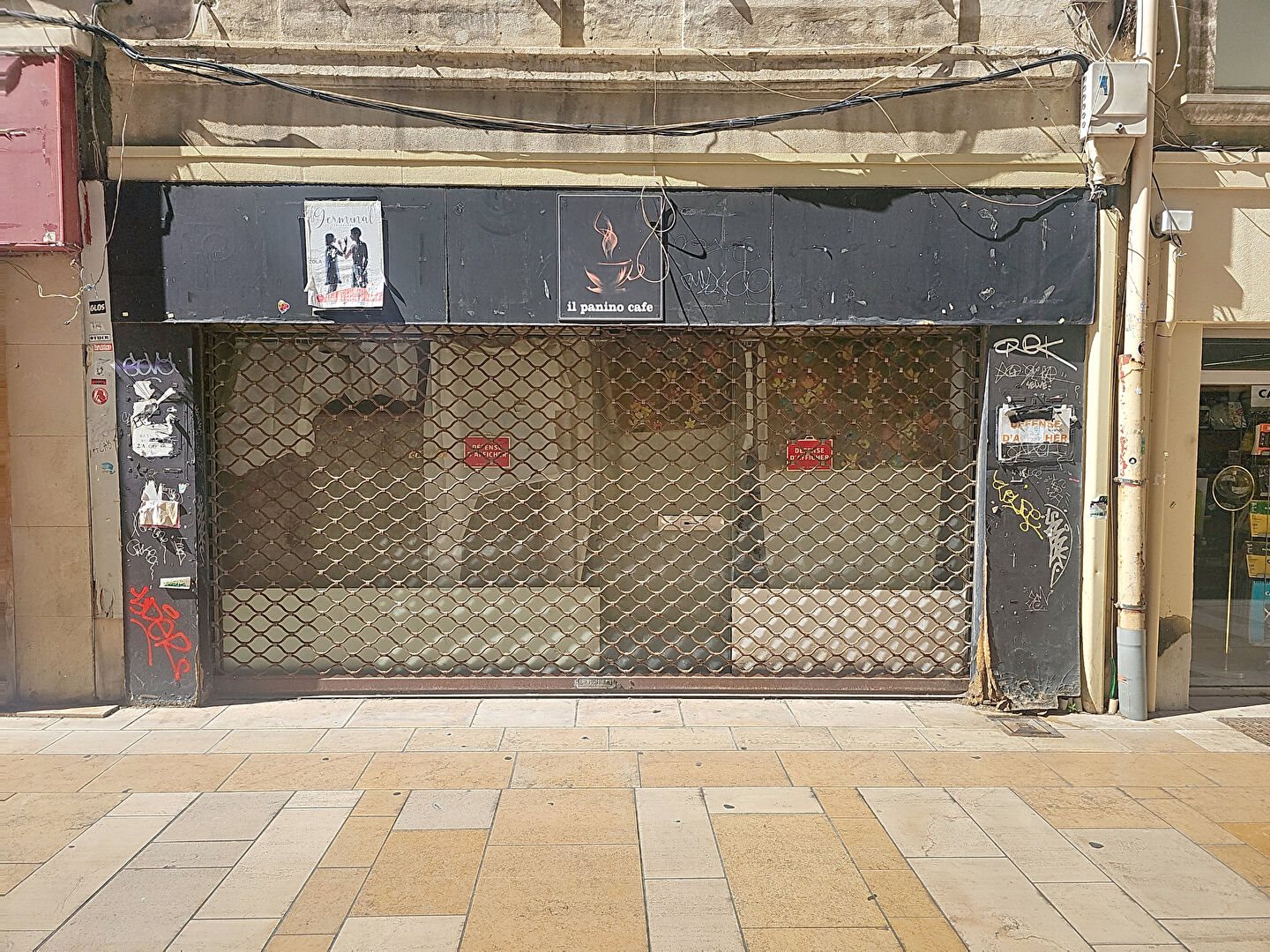 Avignon pedestrian zone. Commercial premises 60 m² with large storefront - Vue 5