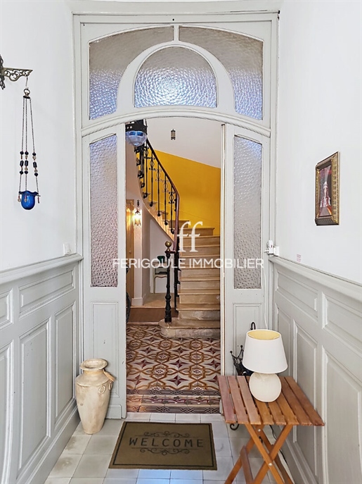 Avignon innerhalb der Stadtmauern. Elegantes bürgerliches Anwesen mit Charakter, 232 m² mit Terrasse in ruhiger Privatsphäre