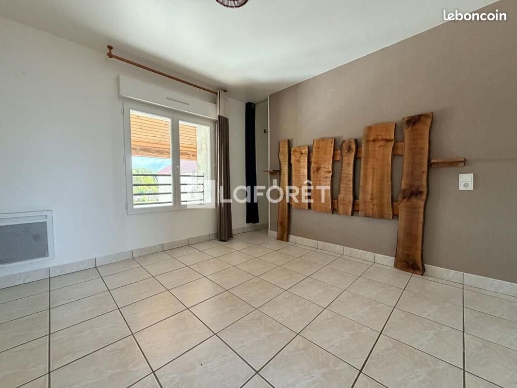 Appartement à louer, 77m², Juniville