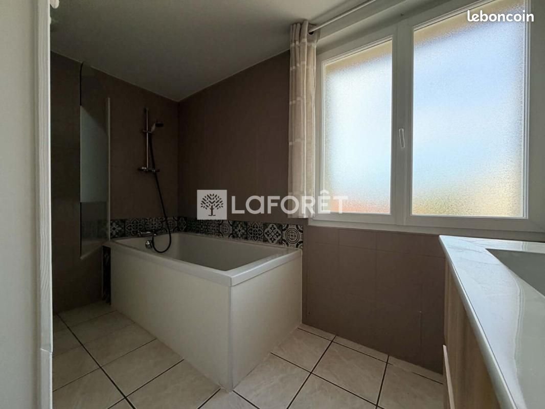Appartement à louer, 77m², Juniville