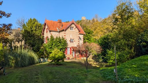Maison 10 pièces 263 m² · à Sauveterre-la-Lémance · 263 m² · 378 000 €