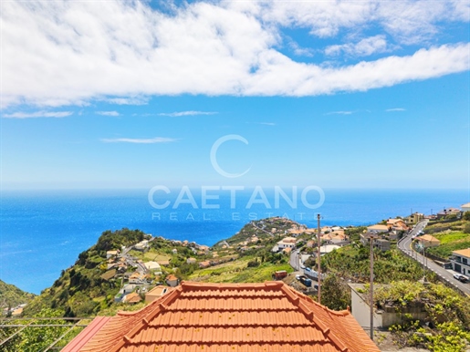 Pôvabná Tradičná Madeira s Úchvatným Výhľadom v Ponta do Sol
