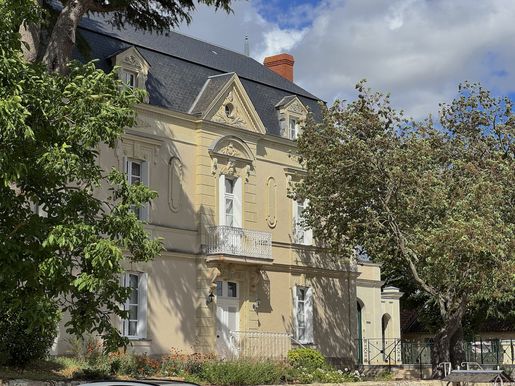 Maison 8 pièces 280 m² · à Montreuil-Bellay · 280 m² · 499 000 €