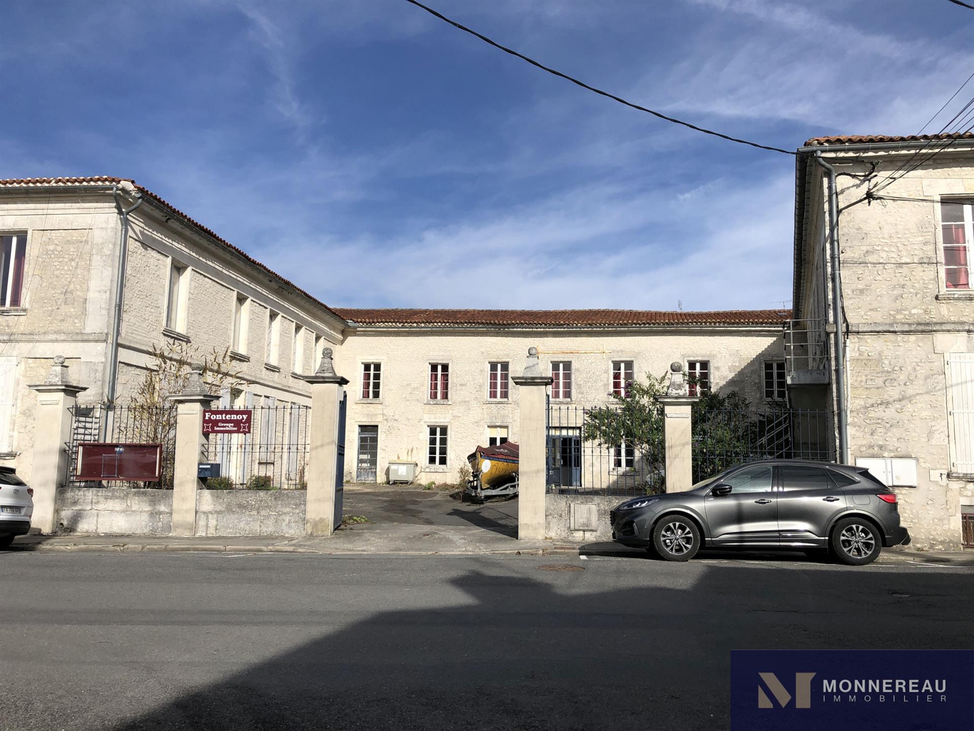 Maison à vendre, 1700m², Barbezieux-Saint-Hilaire