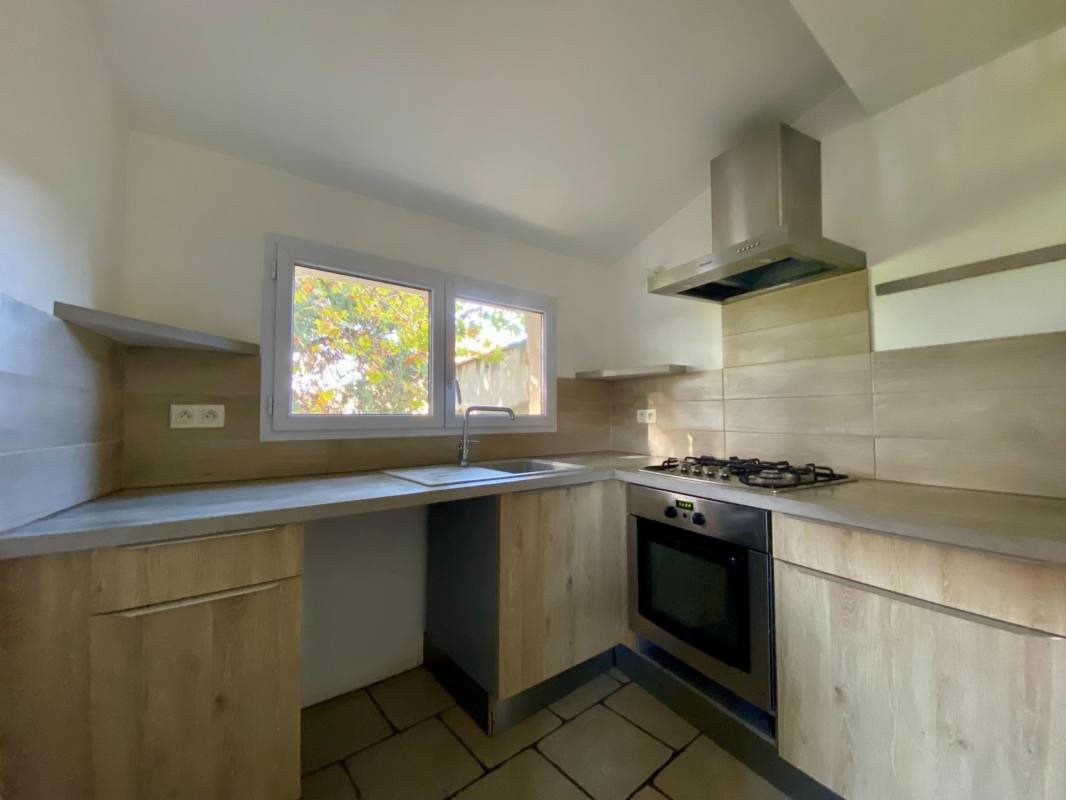 Maison à louer, 83m², Domazan