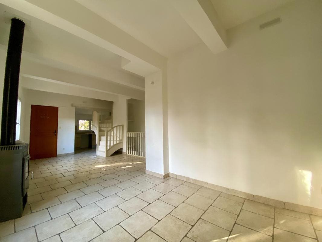 Maison à louer, 83m², Domazan