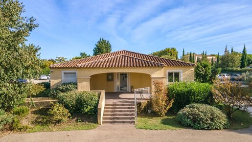 Local commercial 9 pièces 192 m² · à Eyragues · 192 m² · 985 000 €