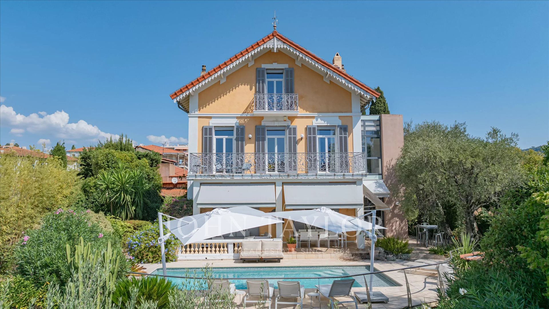 Namas, 226 m², sklypas 715 m²