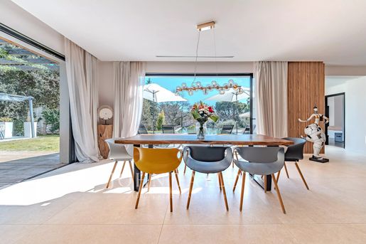 Maison 10 pièces 323 m² · à Roquefort-les-Pins · 323 m² · 2 790 000 €