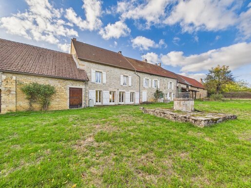 Maison 11 pièces 322 m² · à Beurizot · 322 m² · 347 000 €