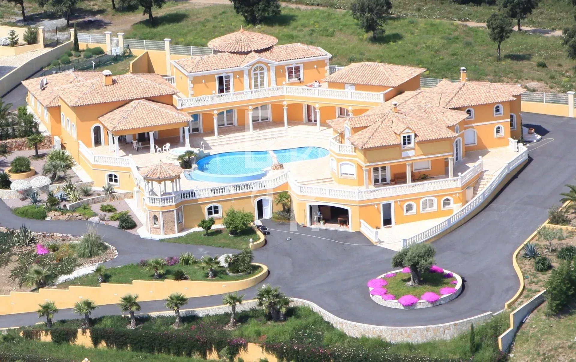 Maison à vendre, 714m², Roquebrune-sur-Argens