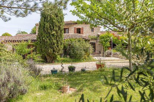 Maison 215 m² · à Gordes · 215 m² · 1 023 350 €