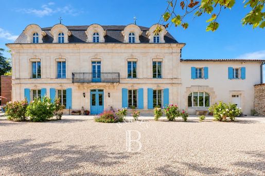 Maison 450 m² · à Nantillé · 450 m² · 970 000 €