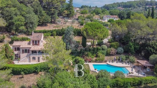 Maison 8 pièces 235 m² · à Châteauneuf-Grasse · 235 m² · 1 150 000 €