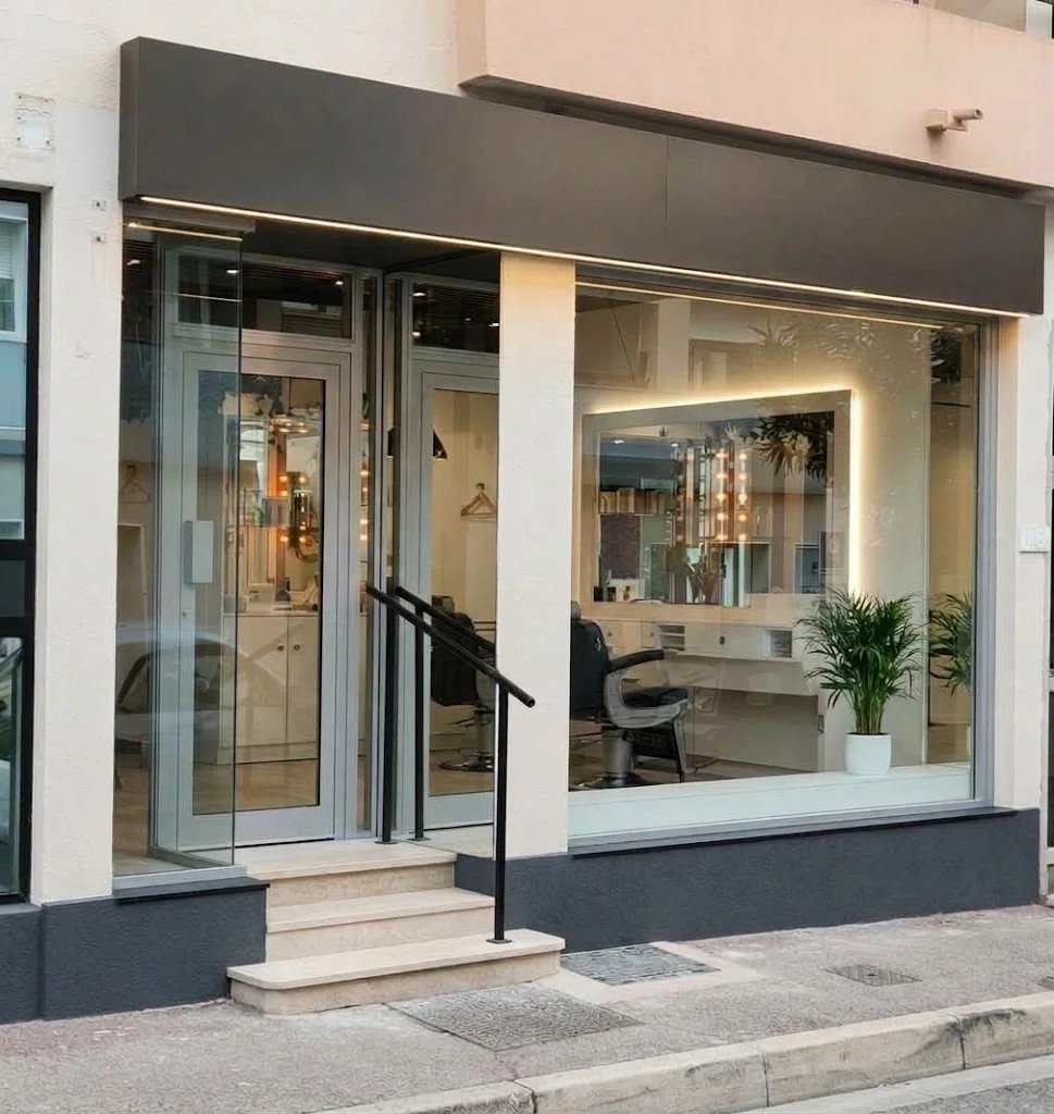 Juan-les-Pins town center – Commercial premises with shop window – Busy street near the... - Vue 2