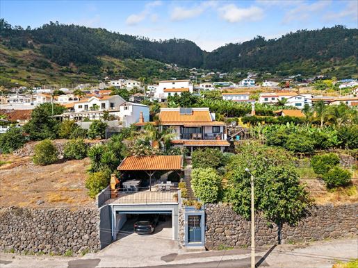 Tradičná vila T3 s bazénom, vírivkou a výhľadom na more v Arco da Calheta