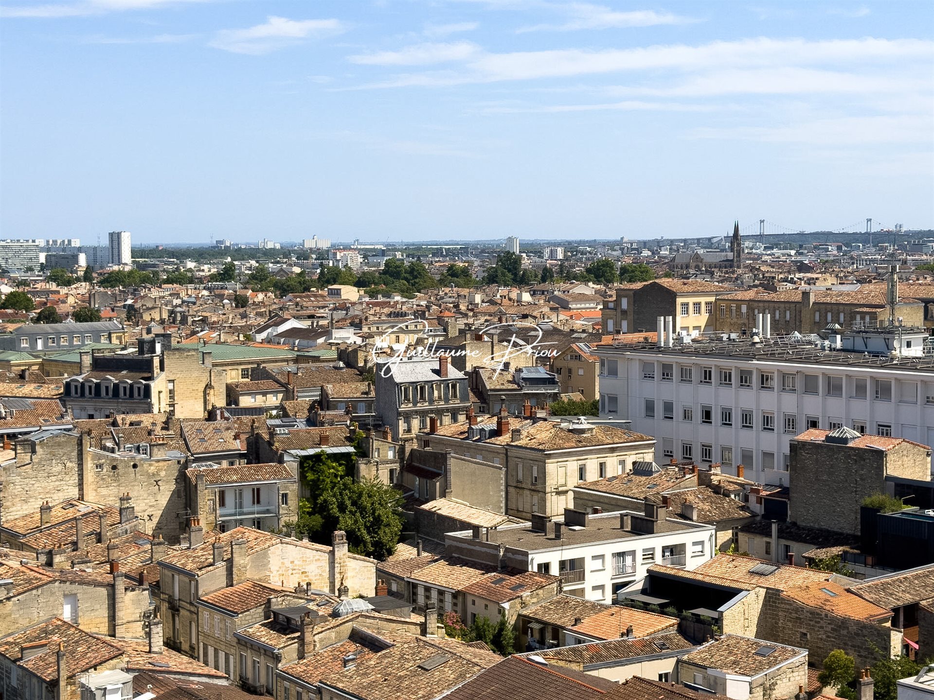 Top-Floor 111 sqm Apartment with Panoramic Bordeaux Views, Parking & Air Conditioning - Mehr