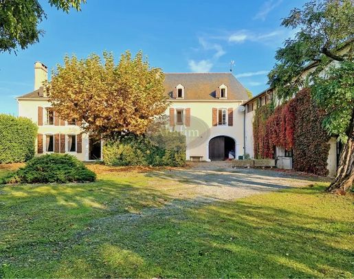 Maison 10 pièces 282 m² · à Bordes · 282 m² · 384 000 €