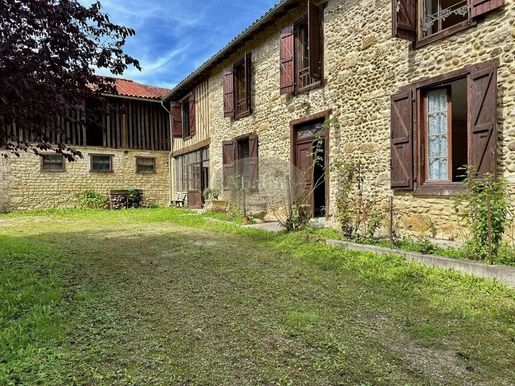 Maison 6 pièces 170 m² · à Monléon-Magnoac · 170 m² · 250 000 €