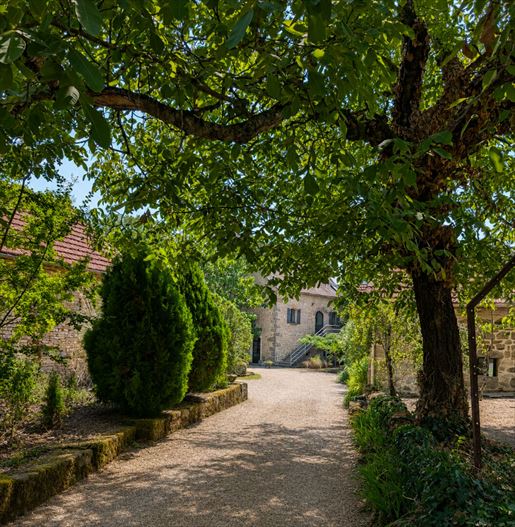 Maison 16 pièces 421 m² · à Ginals · 421 m² · 695 000 €