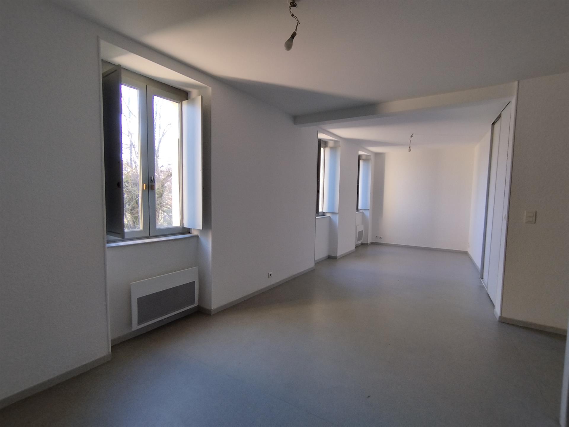 Appartement à louer, 67m², Molières