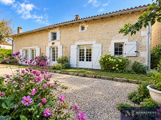 Maison 10 pièces 295 m² · à Barbezieux-Saint-Hilaire · 295 m² · 325 500 €