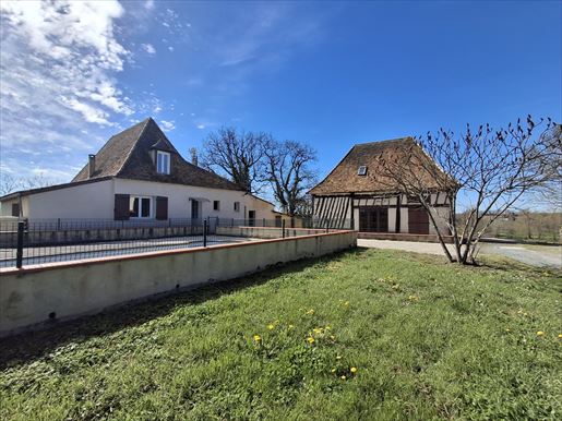 18 pièces 386 m² · à Castillonnès · 386 m² · 630 000 €