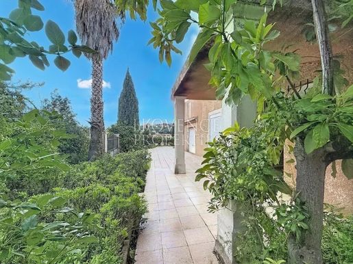 Maison 10 pièces 154 m² · à Carqueiranne · 154 m² · 890 000 €