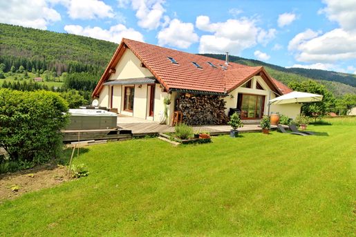 Maison 7 pièces 303 m² · à Mijoux · 303 m² · 749 000 €