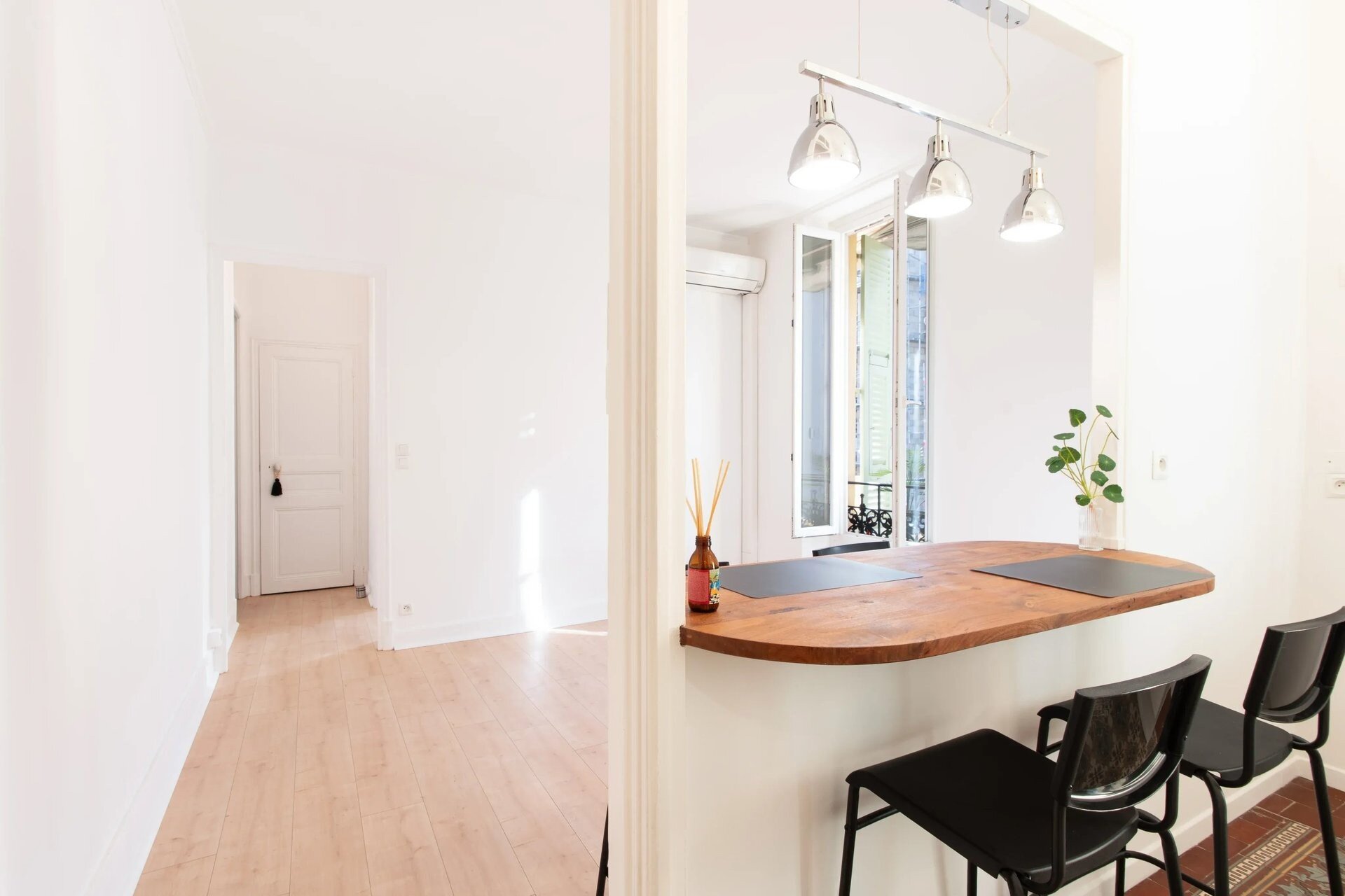 Nice // Avenue de la République: 2-Bedroom Flat – Renovated – Balcony – Dual-Aspect